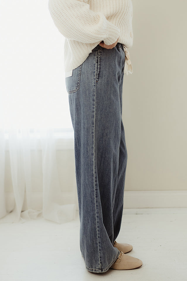 Easy Fit Wide-Leg Jeans